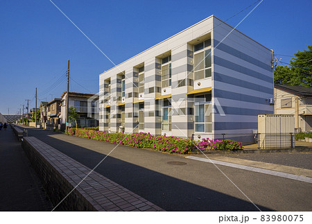 府中刑務所　塀　白い　壁　晴れ 83980075