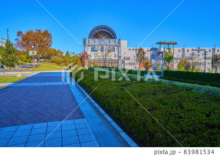 秋の東京都稲城市若葉台2丁目(iプラザふれあいロード)の北側方面の眺望 83981534