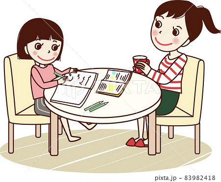 テーブルで勉強をする若い女性と笑顔で様子を見る母。 83982418