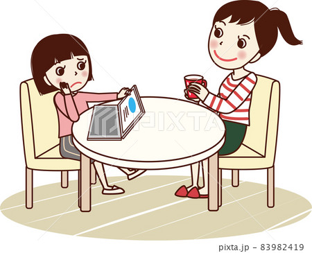 リビングでタブレット学習をする若い女性と笑顔で様子をみる母。 83982419