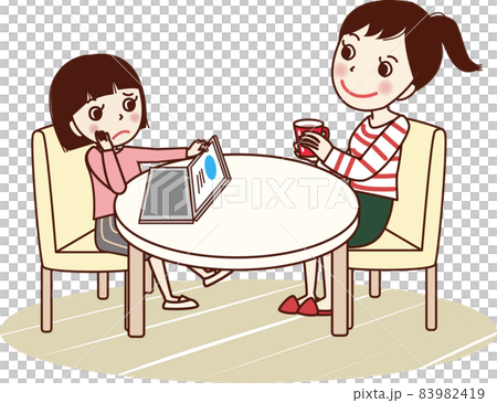 リビングでタブレット学習をする若い女性と笑顔で様子をみる母。 83982419