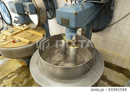 宇和島名物　じゃこ天づくりの様子　 83982589