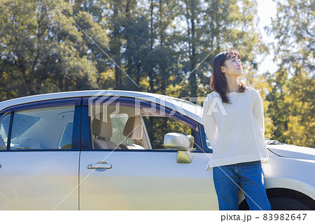 車と若い女性 車と若い女性 83982647