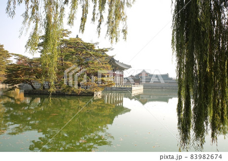 モノクロ スポット 建物 83982674