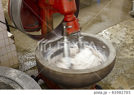 宇和島名物　じゃこ天づくりの様子 83982765