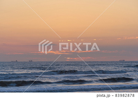 台風一過 鹿島灘の朝焼け 時々貨物船と釣り人とかもめ 台風一過 鹿島灘の朝焼け 時々貨物船と釣り人とかもめ 83982878