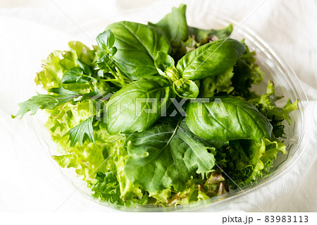 洗わずそのまま食べられる植物工場産のサラダ野菜 83983113