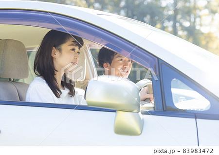 教習所に通う可愛い女性 83983472