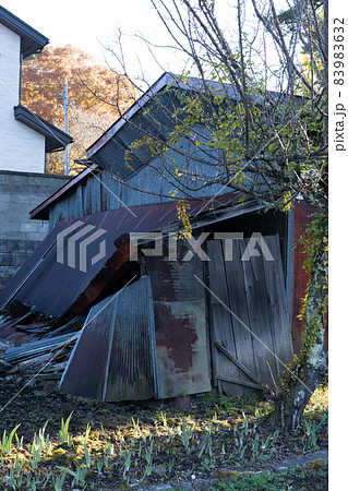 傾いた家 バラック小屋の写真素材 9632