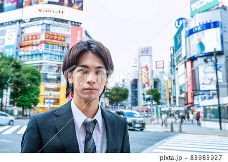 爽やかな若いビジネスマン　スクランブル交差点 83983927