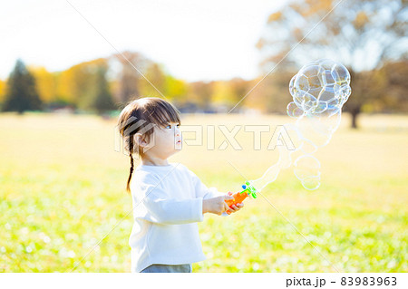 シャボン玉で遊ぶ女の子 83983963