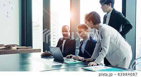 ミーティングする多国籍グループ　グローバルビジネス 83984087