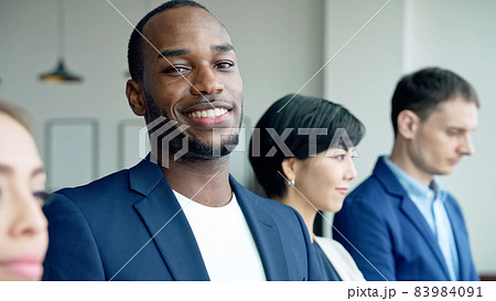 笑顔の外国人ビジネスマン　グローバルビジネス 83984091