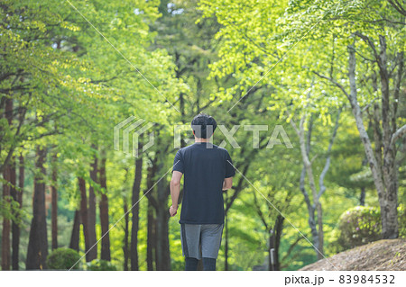ウォーキングする男性（後ろ姿） 83984532