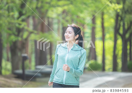 ウォーキング・ランニングする女性(笑顔) ウォーキング・ランニングする女性(笑顔) 83984593