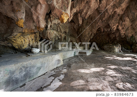 沖縄中部うるま市藪地島にある洞窟の中の祭壇 沖縄中部うるま市藪地島にある洞窟の中の祭壇 83984673