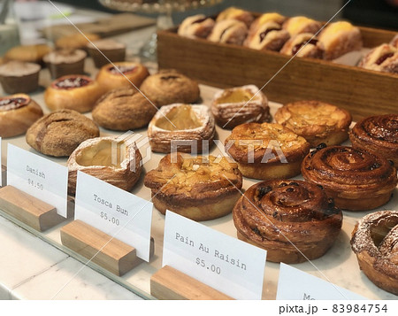 パン　外国のベーカリー　ショーケースに並ぶパン 83984754