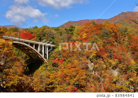 宮城県大崎市鳴子温泉　鳴子峡の紅葉と大深沢橋の景色 83984841