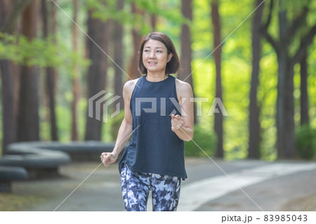 ウォーキング・ランニングする女性 83985043