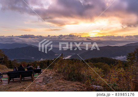 長野県阿智村　ヘブンスそのはらの展望台から朝の雲海を見る人々 83985176