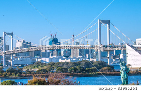 日本の東京都市景観 お台場(臨海副都心)から変貌する大都会・東京都心部を望む 日本の東京都市景観 お台場(臨海副都心)から変貌する大都会・東京都心部を望む 83985261