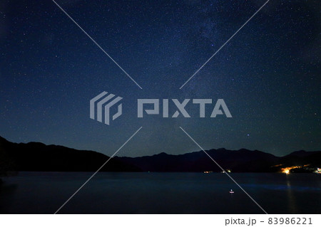 中禅寺湖に沈む夏の大三角形／栃木県日光市 83986221