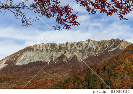 秋の大山 鍵掛峠より望む大山南壁 秋の大山 鍵掛峠より望む大山南壁 83986336