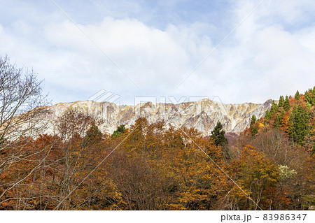 秋の大山　鍵掛峠より望む大山南壁 83986347