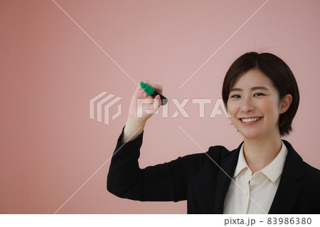 マーカーを持つ女性 マーカーを持つ女性 83986380