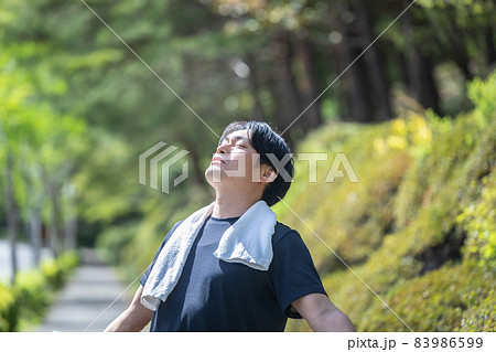 深呼吸する男性 83986599