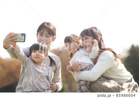 写真を撮る親子 写真を撮る親子 83986604