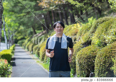 ウォーキングする男性 83986666