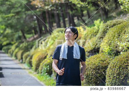 ウォーキングする男性 83986667