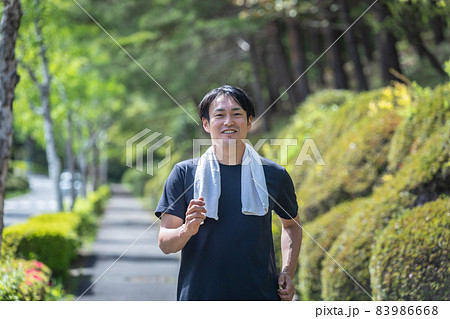 ウォーキングする男性 83986668