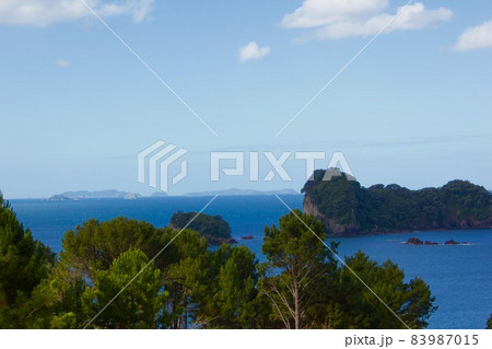 Cathedral Cove in New Zealand・カセドラル洞窟  83987015