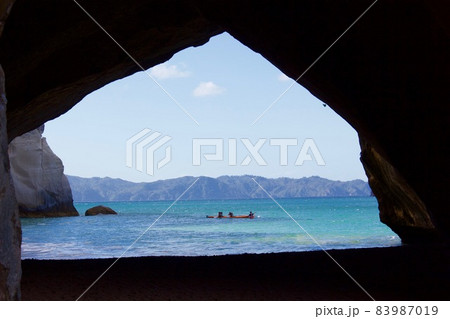 Cathedral Cove in New Zealand・カセドラル洞窟  83987019