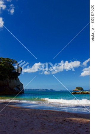 Cathedral Cove in New Zealand・カセドラル洞窟  83987020