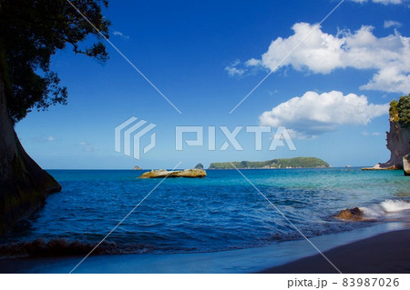 Cathedral Cove in New Zealand・カセドラル洞窟  83987026
