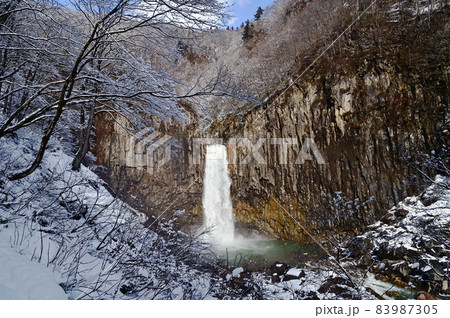 雪の積もり始めの苗名滝 83987305