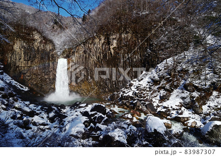 雪の積もり始めの苗名滝 83987307