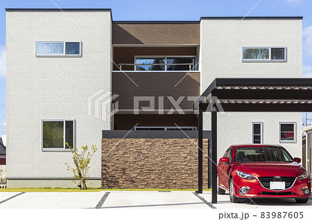 建物 赤い自動車と白い家 建物 赤い自動車と白い家 83987605