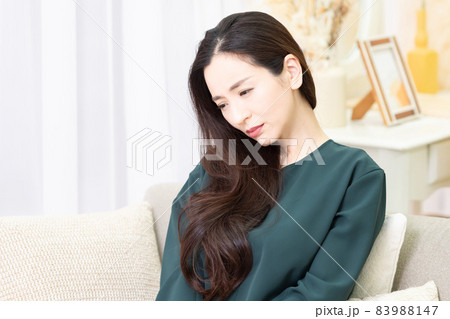 ソファーに座って落ち込んでいる主婦 ソファーに座って落ち込んでいる主婦 83988147