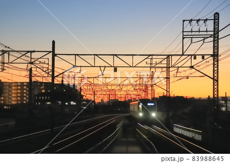 亀有駅ホームから見た走行中の電車と夕焼け空 亀有駅ホームから見た走行中の電車と夕焼け空 83988645