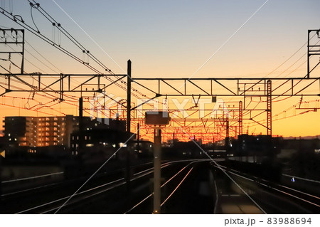 亀有駅ホームから見た電車と夕焼け空の写真素材 9694