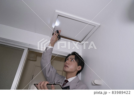 点検口を確認する作業員の男性 83989422