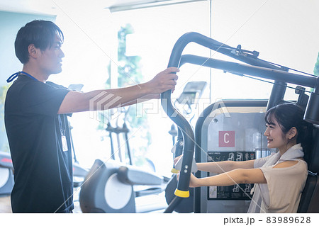 スポーツジムで教えるパーソナルトレーナー スポーツジムで教えるパーソナルトレーナー 83989628