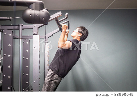 スポーツジムで鍛える男性(懸垂) スポーツジムで鍛える男性(懸垂) 83990049