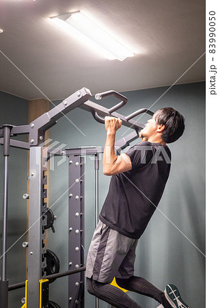 スポーツジムで鍛える男性（懸垂） 83990050