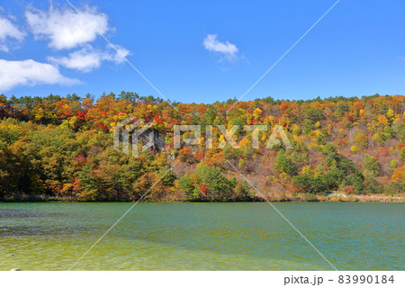 宮城県大崎市鳴子温泉湯元 青い湖面の潟沼の紅葉風景 宮城県大崎市鳴子温泉湯元 青い湖面の潟沼の紅葉風景 83990184