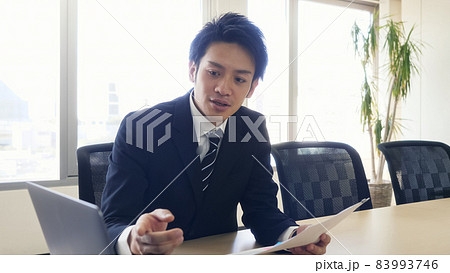 会話するビジネスマン 会話するビジネスマン 83993746